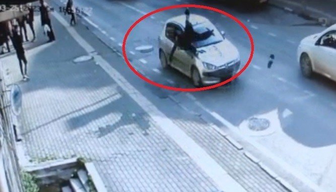 Otomobilin Çarptığı Adam Metrelerce Savruldu