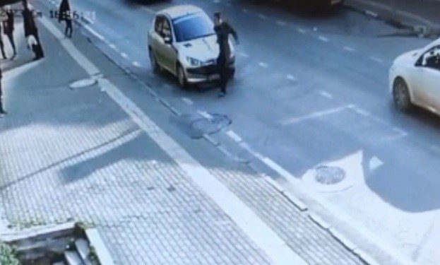 Otomobilin Çarptığı Adam Metrelerce Savruldu