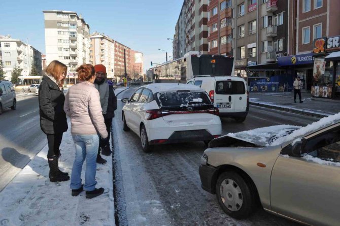 Buzlanan Yollar Kazaya Sebep Oldu