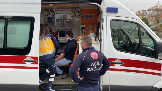 Kontrolden Çıkan Panelvan Üst Geçide Çarparak Durabildi: 2 Yaralı