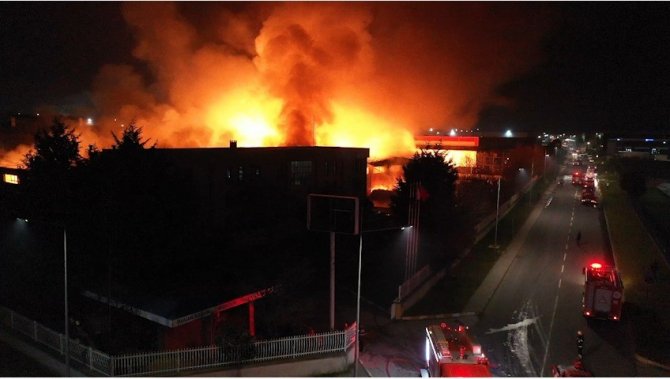 Parfüm Deposunda Çıkan Dev Yangın Havadan Görüntülendi