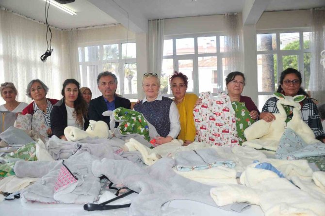 Çeşme Halk Eğitim’de Kıyafetler Depremzede Çocuklar İçin Dikiliyor