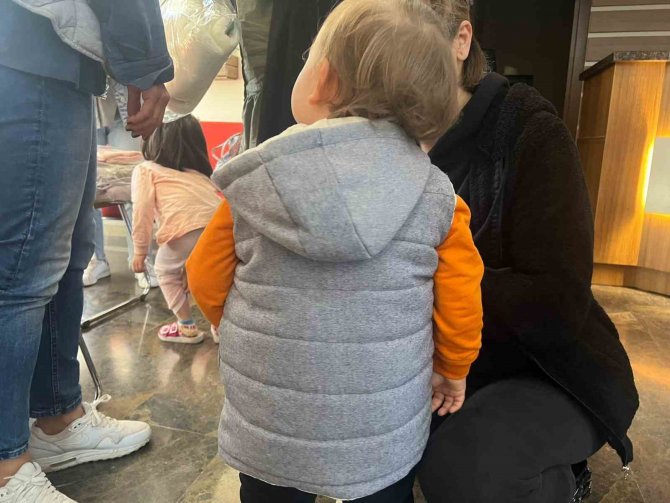 Çeşme Halk Eğitim’de Kıyafetler Depremzede Çocuklar İçin Dikiliyor