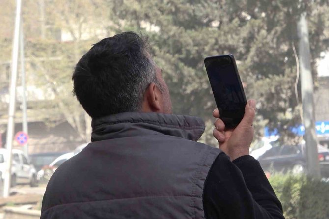 Toza Aldırış Etmeden Cep Telefonlarıyla Enkaz Çalışmasını Görüntülediler