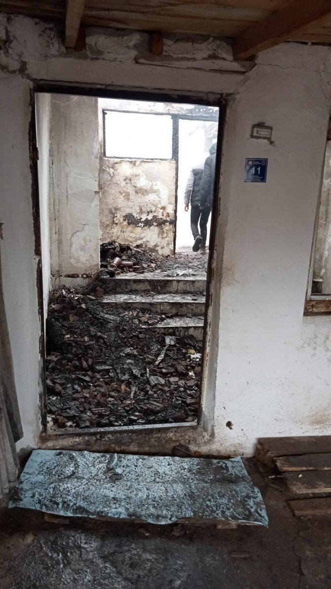 Alevlere Teslim Olan Ev Ve Ahır Kullanılmaz Hale Geldi