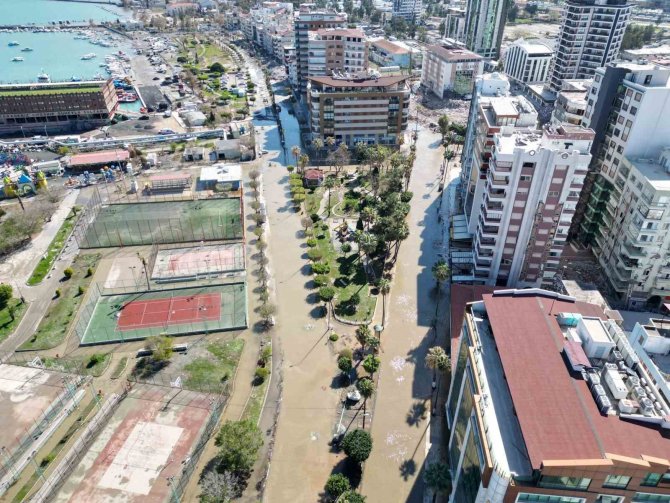 Denizin Taştığı İ̇skenderun’da Son Durum Havadan Görüntülendi