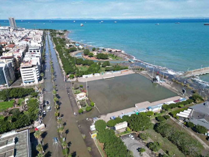 Denizin Taştığı İ̇skenderun’da Son Durum Havadan Görüntülendi