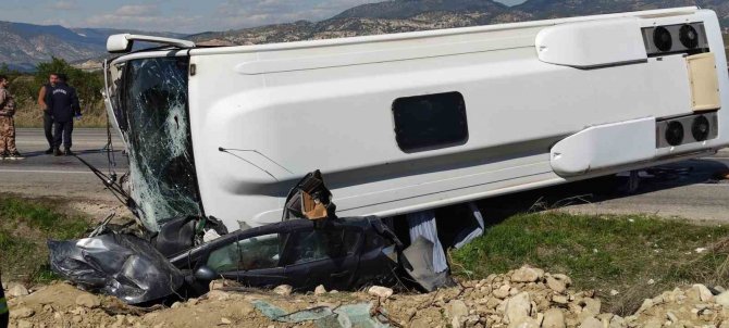 Alman Turistleri Taşıyan Midibüs Otomobili Ezdi: 1 Ölü 24 Yaralı