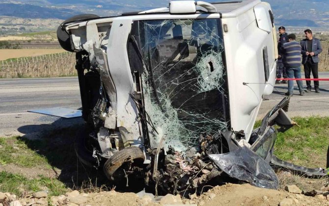 Alman Turistleri Taşıyan Midibüs Otomobili Ezdi: 1 Ölü 24 Yaralı
