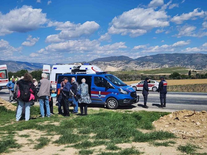 Otomobil İle Midibüs Çarpıştı; Ölü Ve Yaralılar Var