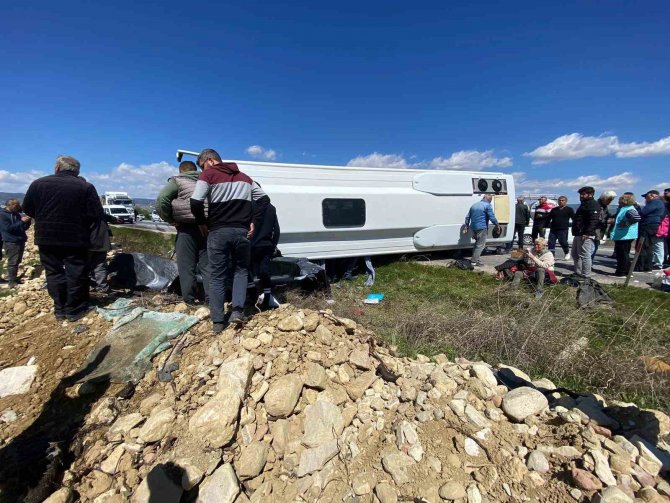 Otomobil İle Midibüs Çarpıştı; Ölü Ve Yaralılar Var