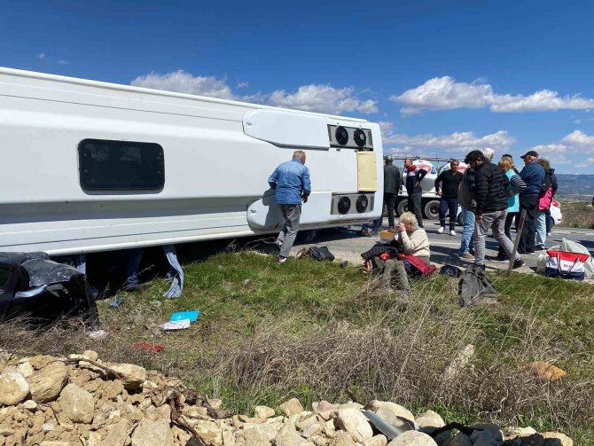 Otomobil İle Midibüs Çarpıştı; Ölü Ve Yaralılar Var