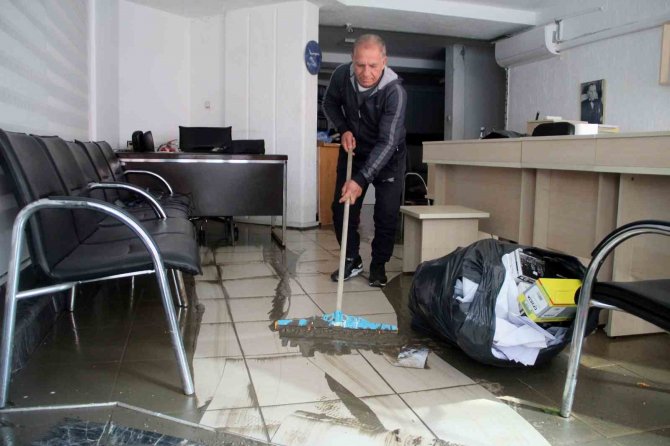 İ̇skenderun’da Deniz Seviyesi Yükseldi, Esnaf Deniz Suyu Tahliye Ediyor