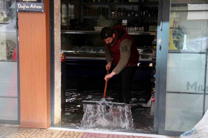 İ̇skenderun’da Deniz Seviyesi Yükseldi, Esnaf Deniz Suyu Tahliye Ediyor