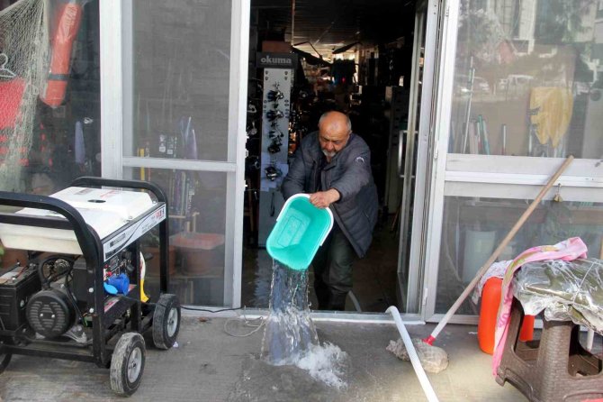 İ̇skenderun’da Deniz Seviyesi Yükseldi, Esnaf Deniz Suyu Tahliye Ediyor