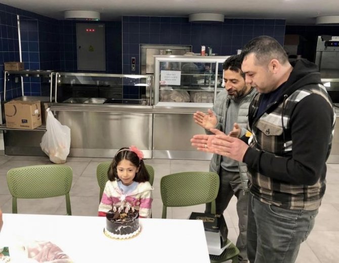 Depremzede Minik Arzu’ya Doğum Günü Sürpriz