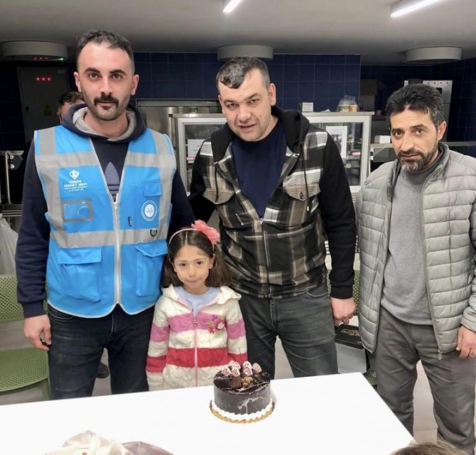 Depremzede Minik Arzu’ya Doğum Günü Sürpriz