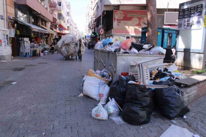 Karşıyaka’nın Her Köşe Başında Çöp Yığını