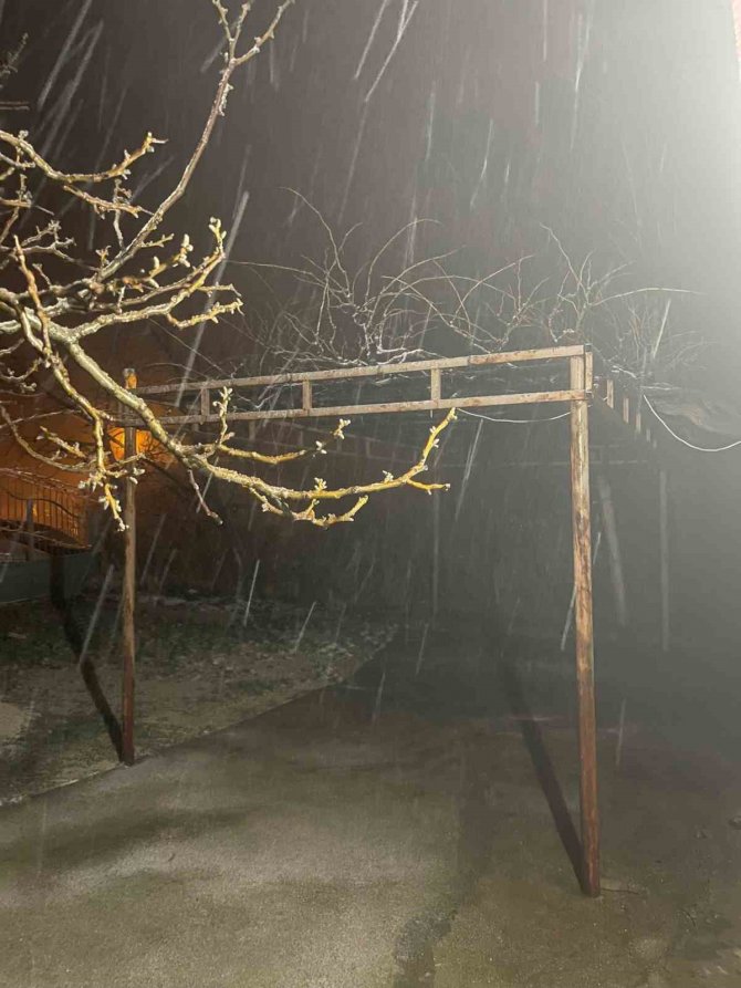 Baskil İlçesinde Kar Yağışı Etkili Oldu