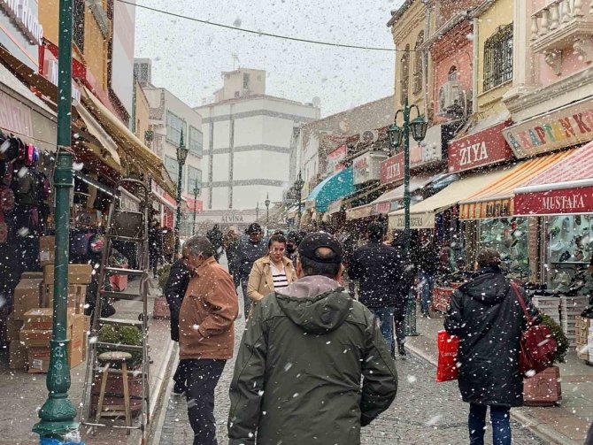 Karlı Ve Soğuk Havaya Rağmen Alışveriş Kalabalığı Dikkat Çekti