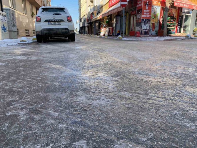 Eskişehir’de Cadde Ve Sokaklar Adeta Buz Pistine Döndü