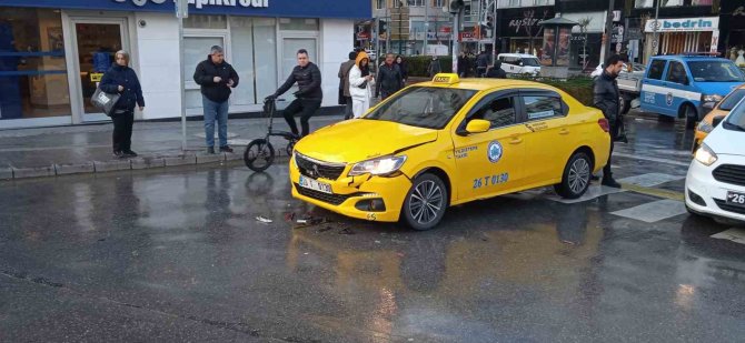 Eskişehir’de Taksi İle Otomobil Çarpıştı