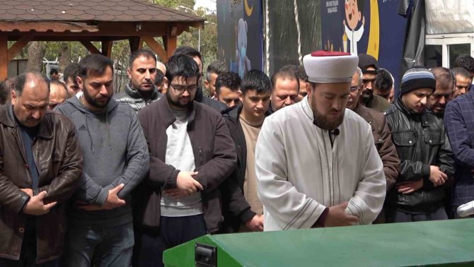 Fırtınada Kafasına Beton Parçası Düşerek Ölen Eski Savcı Toprağa Verildi