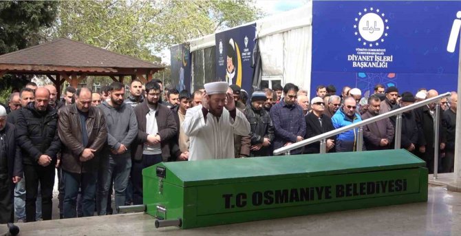 Fırtınada Kafasına Beton Parçası Düşerek Ölen Eski Savcı Toprağa Verildi