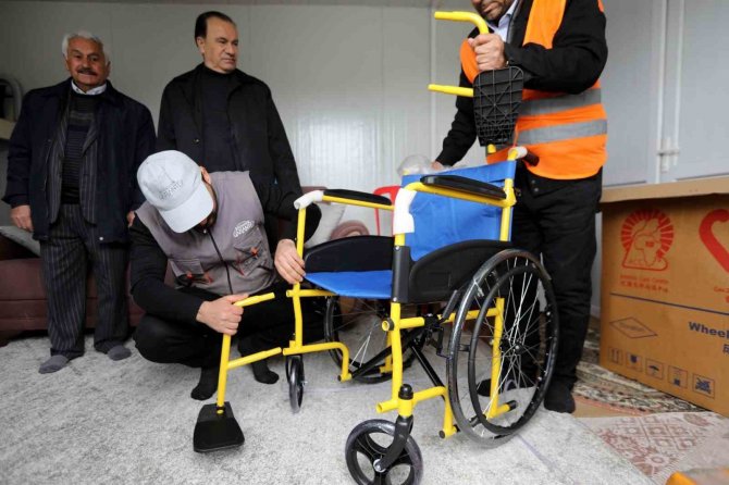 Gaziantep’te Engelli Depremzedelere Medikal Malzeme Dağıtılıyor