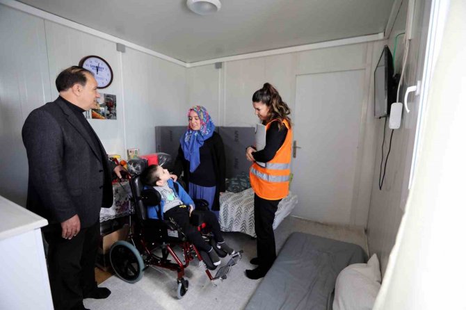 Gaziantep’te Engelli Depremzedelere Medikal Malzeme Dağıtılıyor