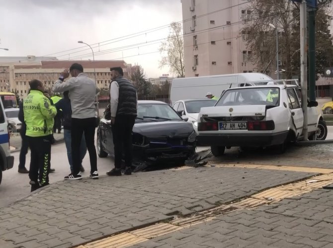 Bir Saat Önce Devrini Aldıkları Araçla Kaza Yaptılar