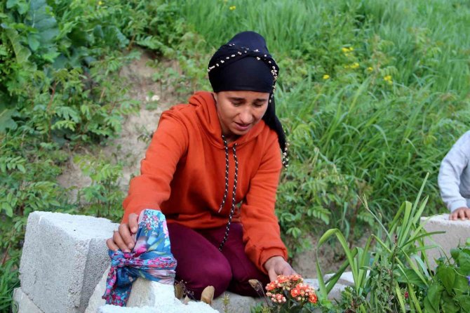 Depremde 2 Çocuğunu Kaydeden Azeri Anne, Gözyaşları İçinde Destek İstedi