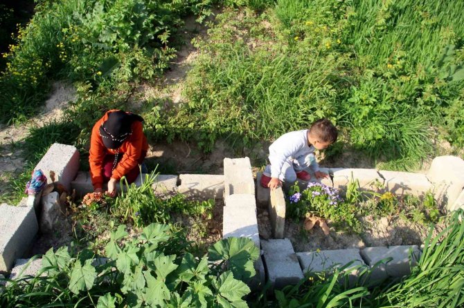 Depremde 2 Çocuğunu Kaydeden Azeri Anne, Gözyaşları İçinde Destek İstedi