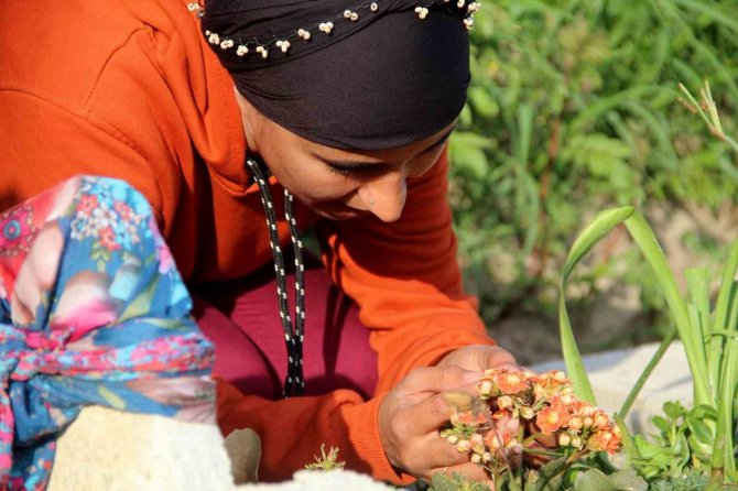 Depremde 2 Çocuğunu Kaydeden Azeri Anne, Gözyaşları İçinde Destek İstedi