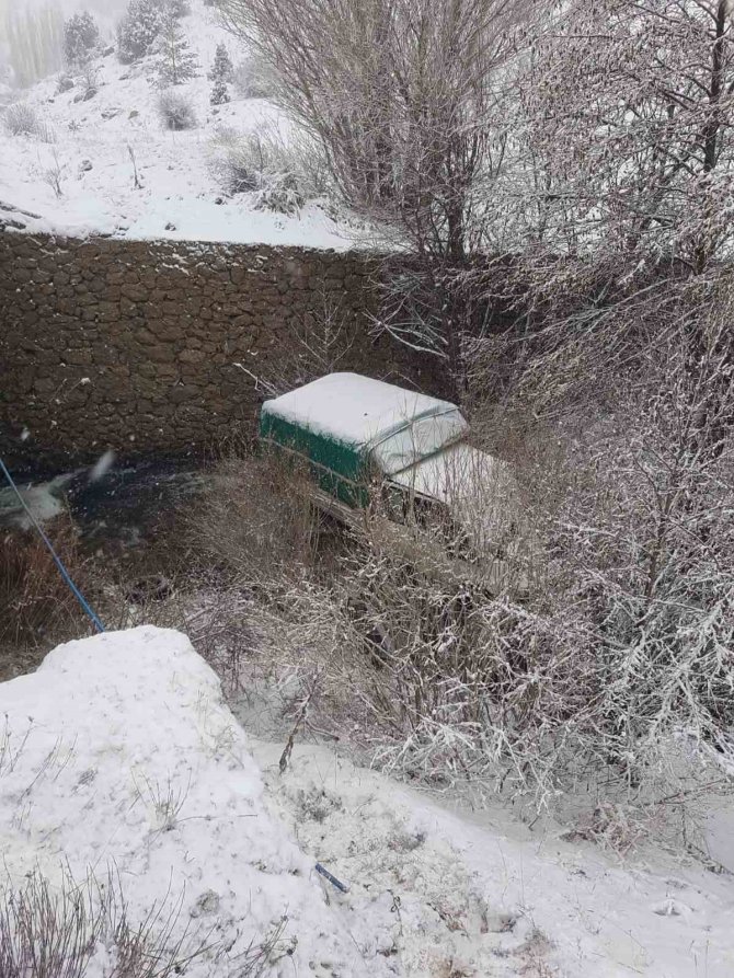 Giresun’da Buzlu Yolda Kayan Araç Köprüden Uçtu: 4 Yaralı