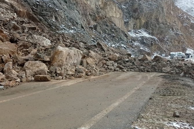 Gümüşhane-kürtün Yolunda Heyelan