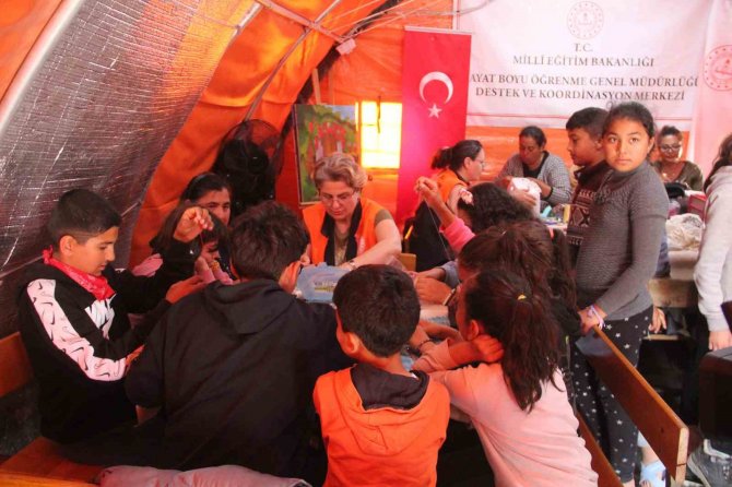 Hatay’da Çadırkentte Anne Ve Çocukları El Sanatları İle Depremin İzlerini Siliyor
