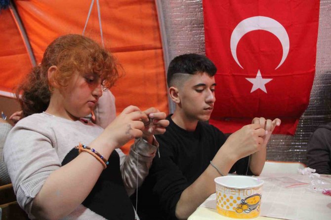 Hatay’da Çadırkentte Anne Ve Çocukları El Sanatları İle Depremin İzlerini Siliyor