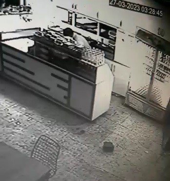 Bursa’da 14 Yaşındaki Hırsız Kamerada: Önce Para Sonra Meşrubat Çaldı