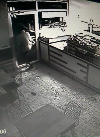 Bursa’da 14 Yaşındaki Hırsız Kamerada: Önce Para Sonra Meşrubat Çaldı