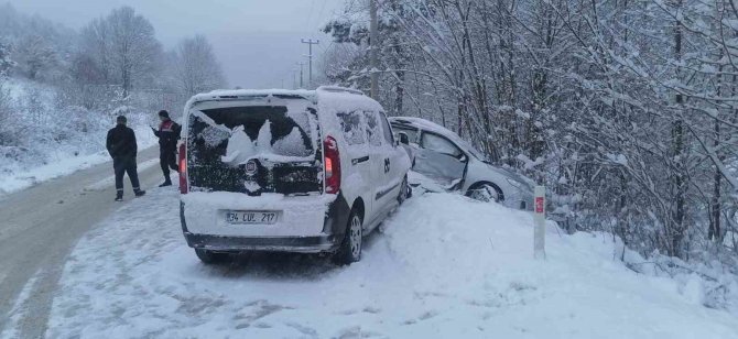Kar Yağışı Beraberinde Kazayı Getirdi: 2 Yaralı