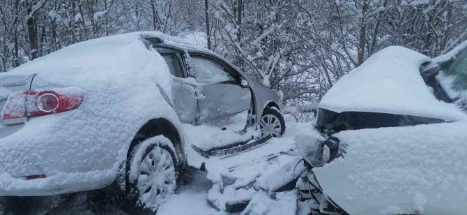 Kar Yağışı Beraberinde Kazayı Getirdi: 2 Yaralı