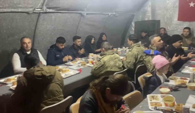 Mehmetçik Şehit Aileleriyle İftarda Buluştu