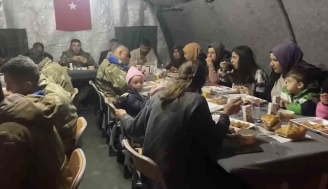 Mehmetçik Şehit Aileleriyle İftarda Buluştu