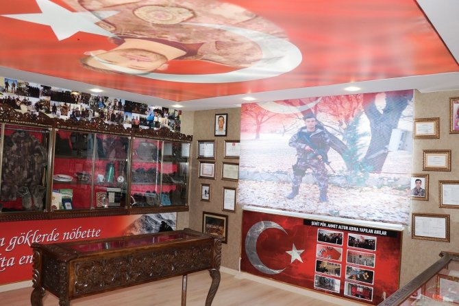 Depremde Şehidin Anı Odasında Tablo Dahi Düşmemiş