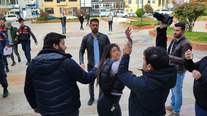 Adliye Önünde Gazetecilere Çirkin Saldırı