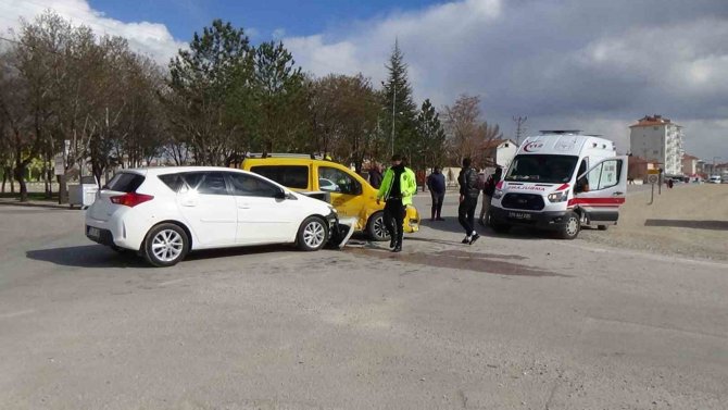 Karaman’da Otomobil İle Ticari Taksi Çarpıştı: 1 Yaralı