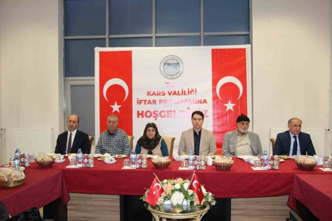 Kars Valiliğinden Depremzedelere İftar Yemeği