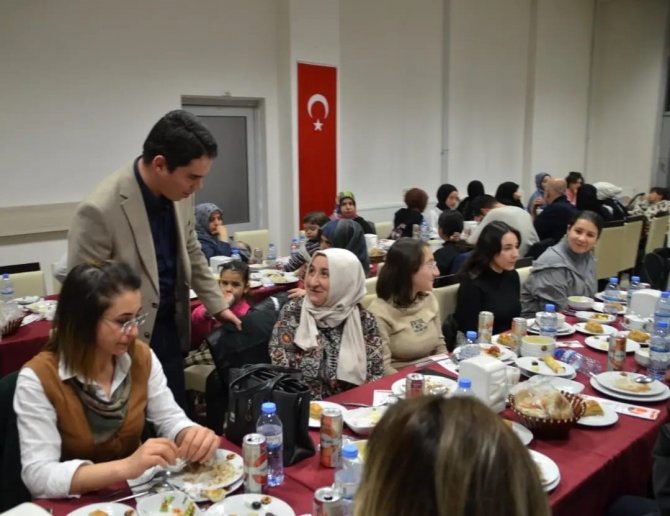 Kars Valiliğinden Depremzedelere İftar Yemeği