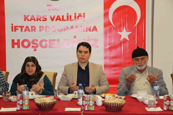 Kars Valiliğinden Depremzedelere İftar Yemeği